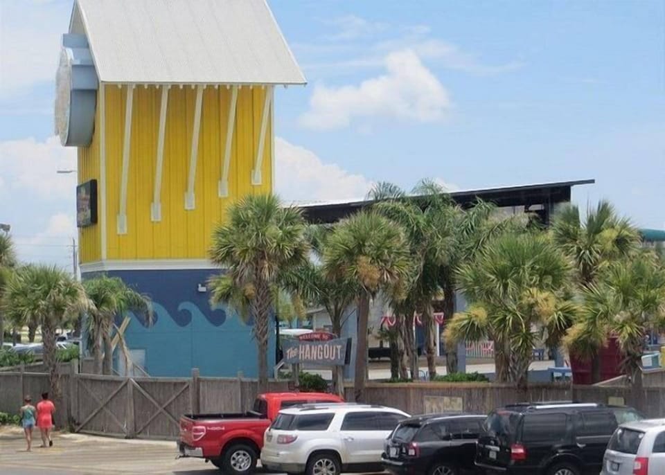 Beachview 223 - Beachview is just moments from the Hangout in Gulf Shores.
