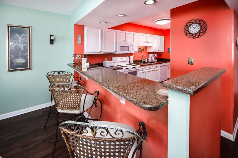 Kitchen with breakfast bar