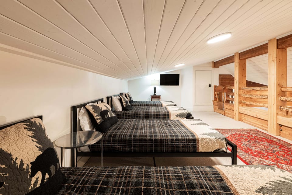 Penthouse A Loft with 4 Twin Beds and a 40" Samsung Smart TV with Apple TV