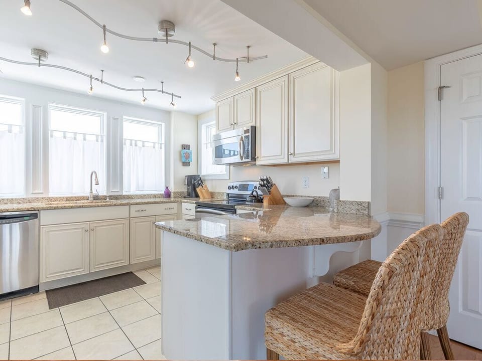 Kitchen w. Breakfast Bar