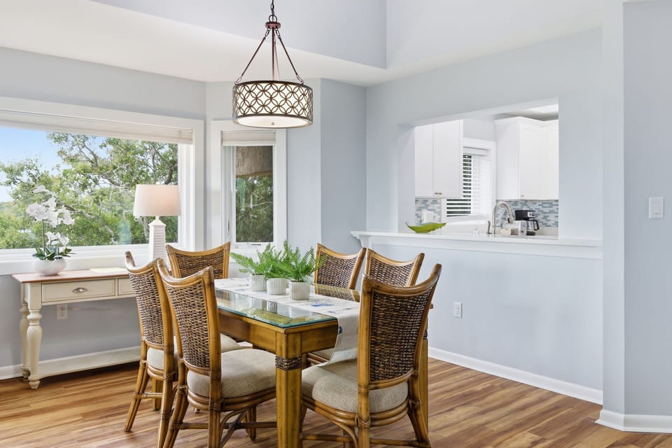 539 Shorewood - Dining Area- seating for 6