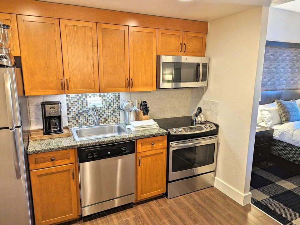 Fully equiped kitchen with full size applicances