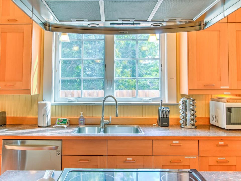 The double-bowled sink and dishwasher makes clean-up time a breeze!