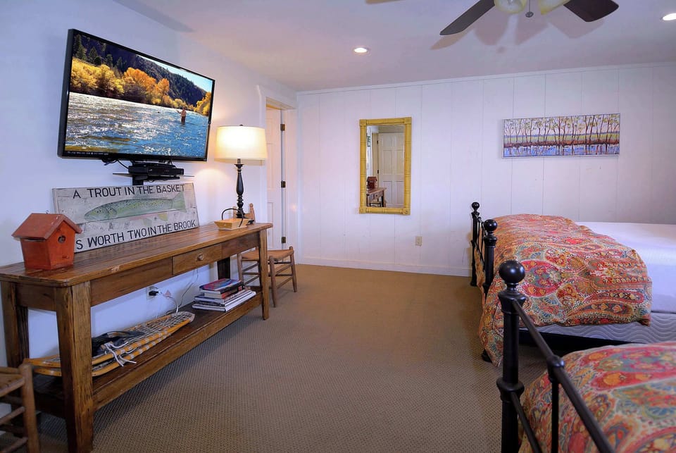 2nd floor guest room w/2 queen beds