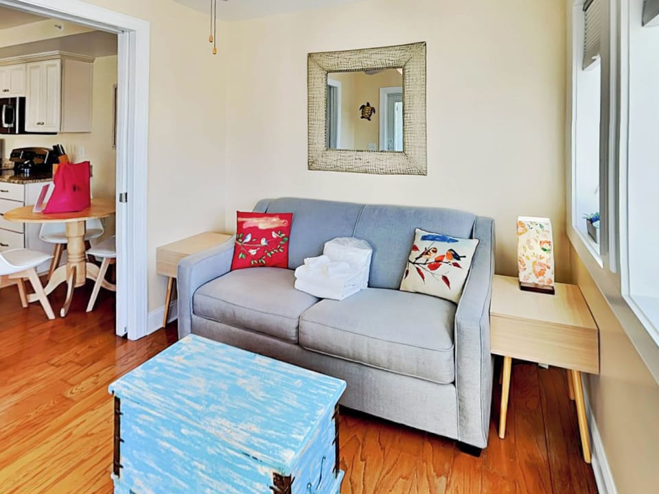 Sun Room w. Seating + Balcony Access