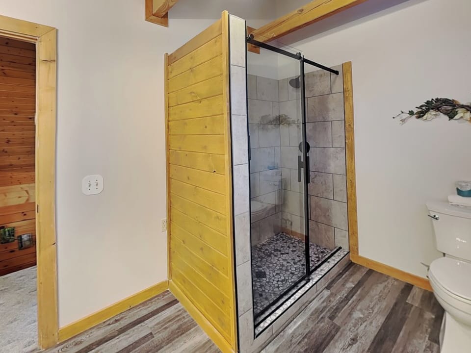 Second En Suite w. Walk-In Shower