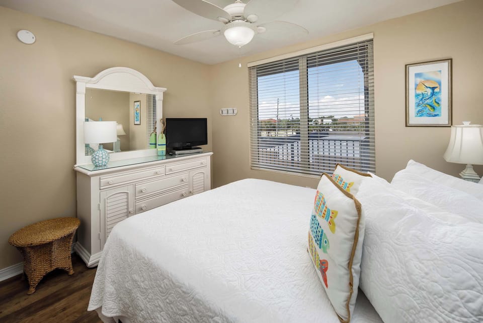 Second bedroom with queen size bed