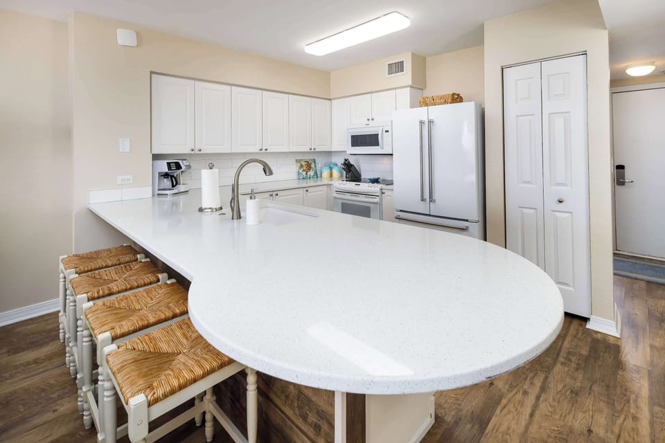 Kitchen with breakfast bar