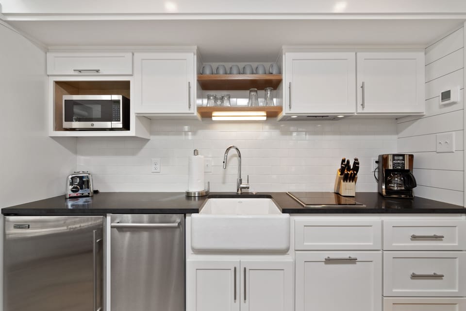 KITCHEN W/FARMHOUSE SINK