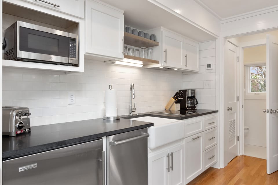 RECENTLY RENOVATED KITCHEN, STAINLESS STEEL APPLIANCES