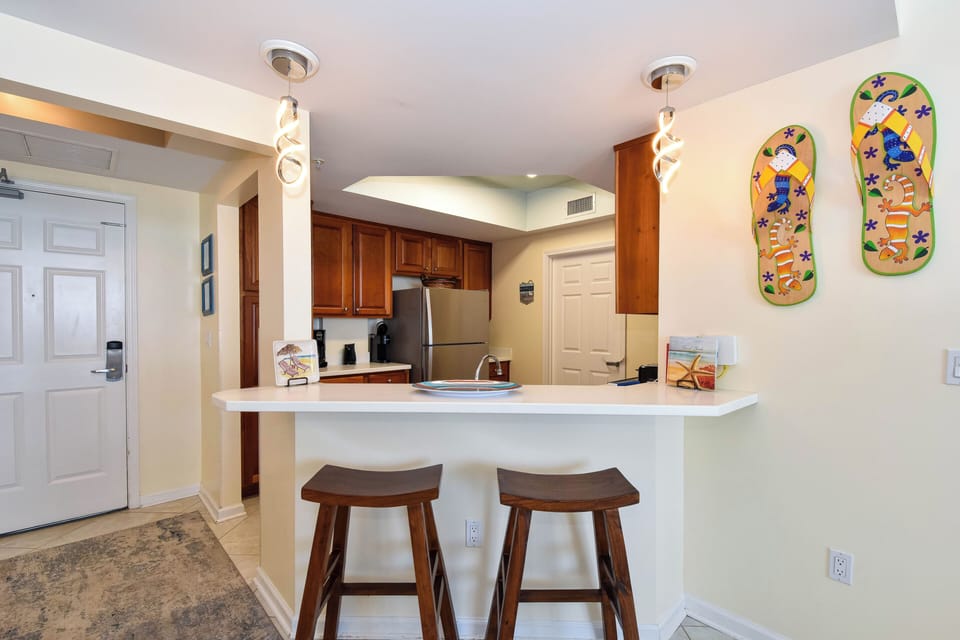 Silver Beach Tower West 502- Breakfast Bar