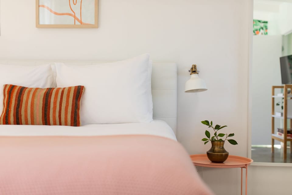 Queen bed.