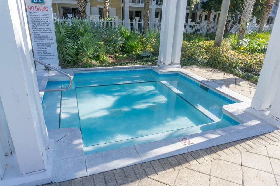 The Pilot House Pool - Enjoy the hot and cool spas at Pilot House pool! There's also a kiddie pool for the little ones!