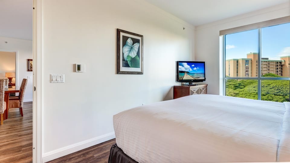 Bright lighting & beautiful tropical views from the guest bedroom