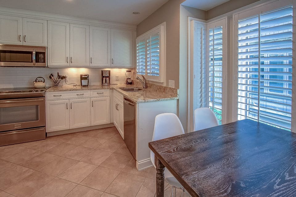 Kitchen w/ Breakfast ARea