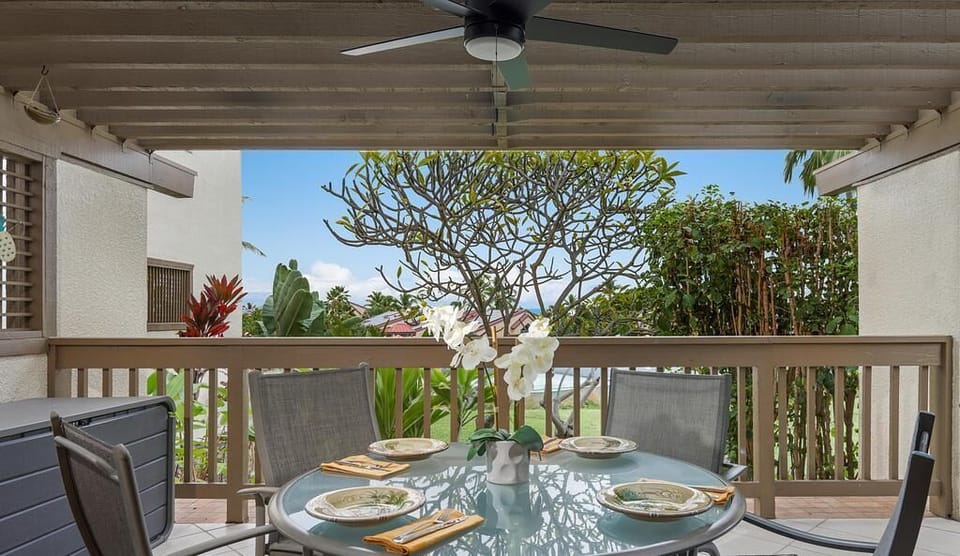 Lanai Dining Area