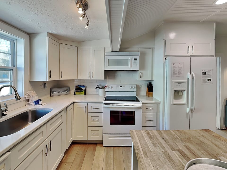 Open, Eat-In Kitchen w. All-White Appliances