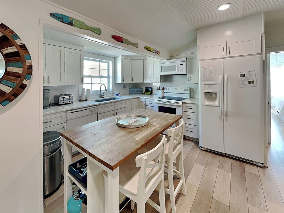 Eat-In Kitchen w. High Top Dining