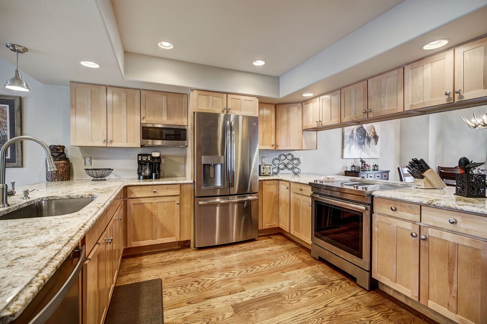 Kitchen, Stainless steel appliances 