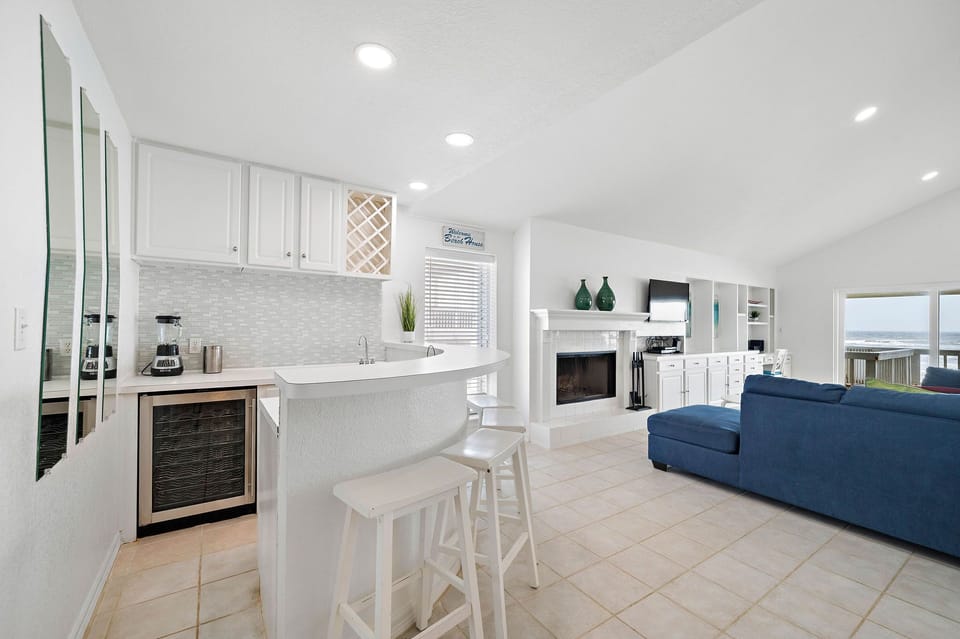 Wet Bar w/ Seating