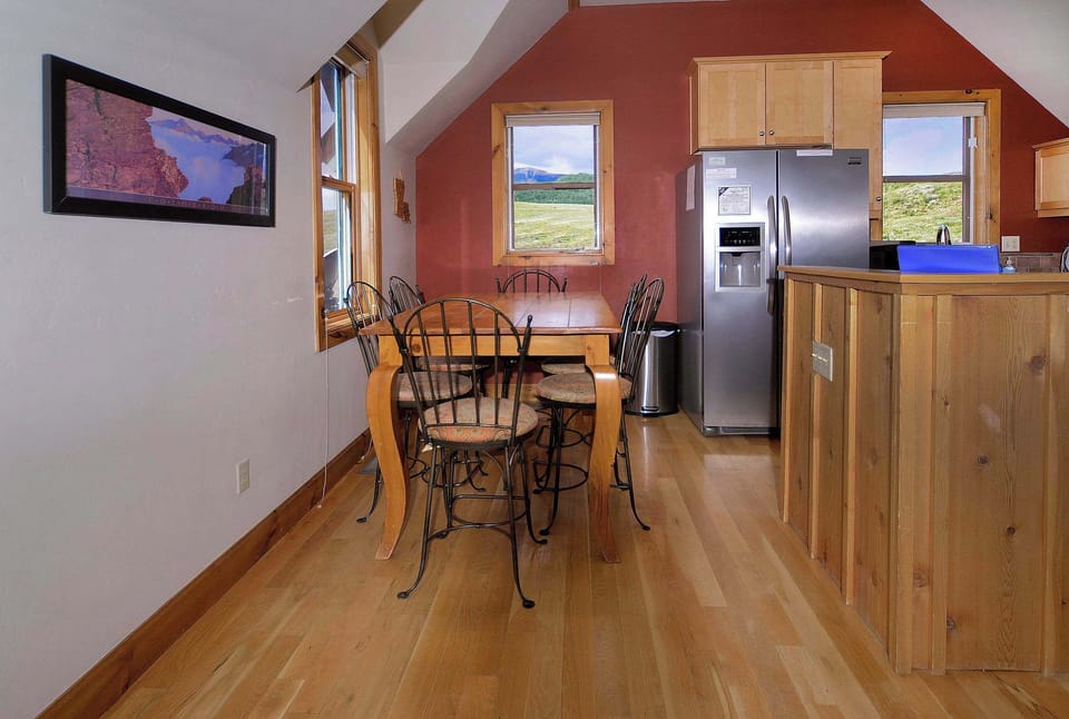 Dining nook, seating for 4