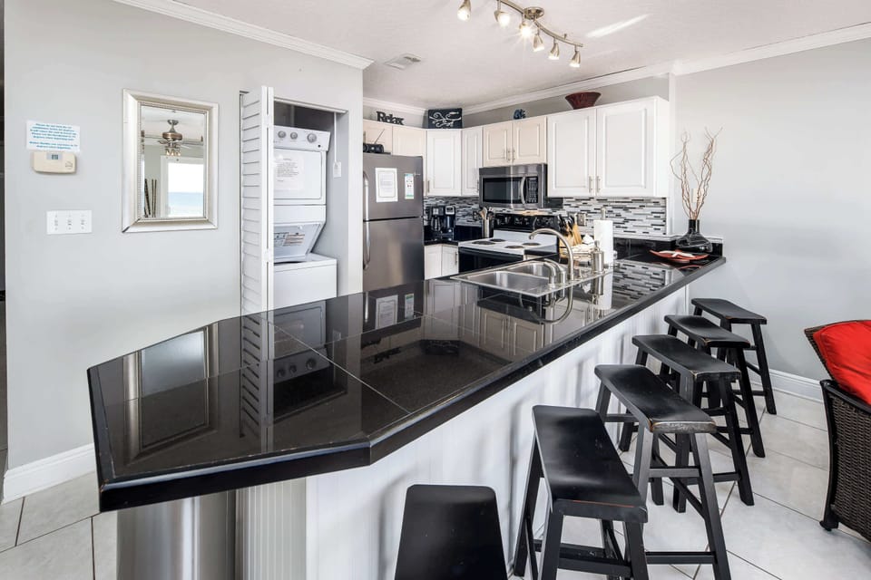 Kitchen with Washer/Dryer