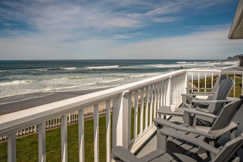 Loft deck with wooden chairs - Upper deck with commanding views N to S