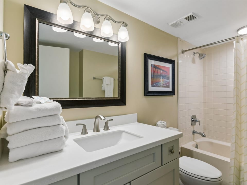 Full Bathroom - Shower/Tub Combo
