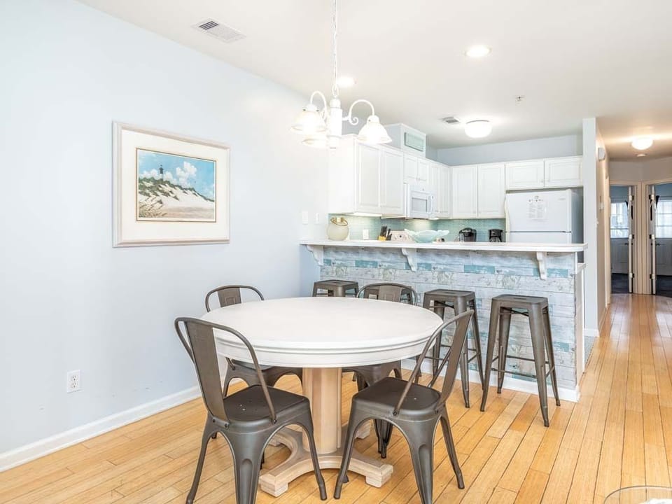 Dining Area - Table Seating for 4
