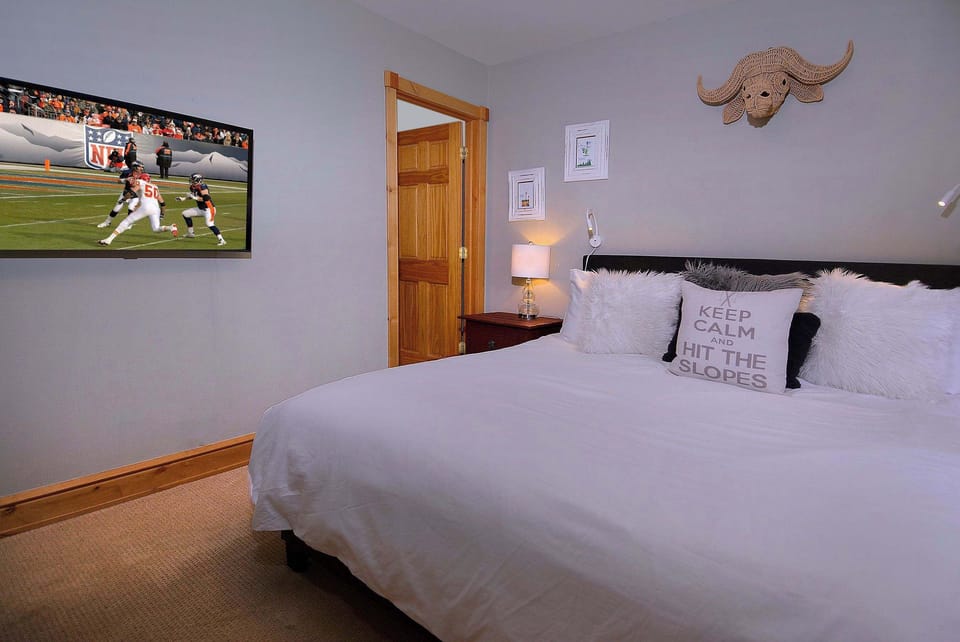 Primary suite, king bed, downstairs