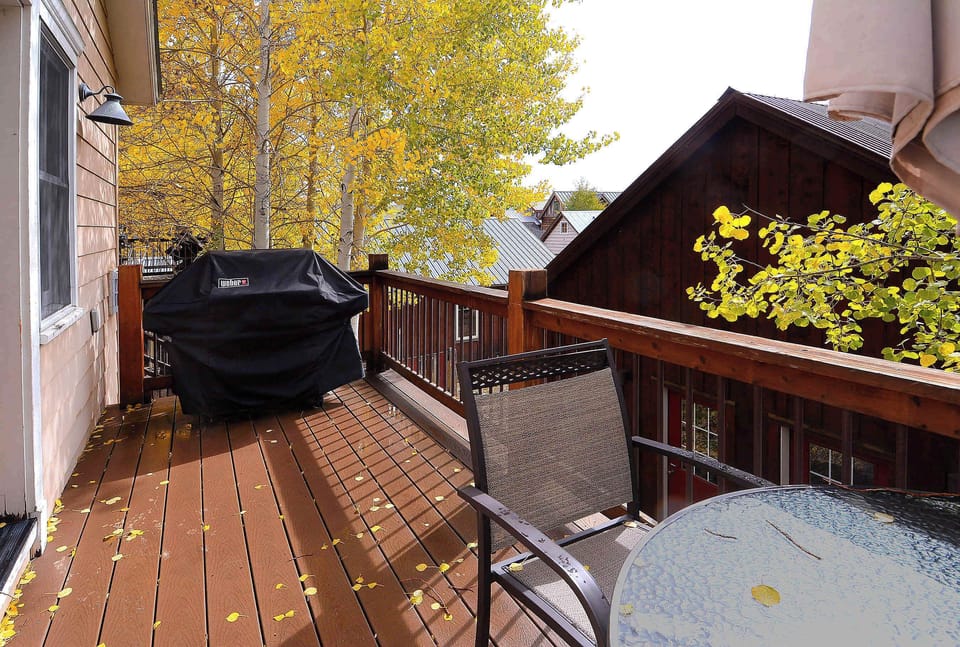 Balcony w/gas grill