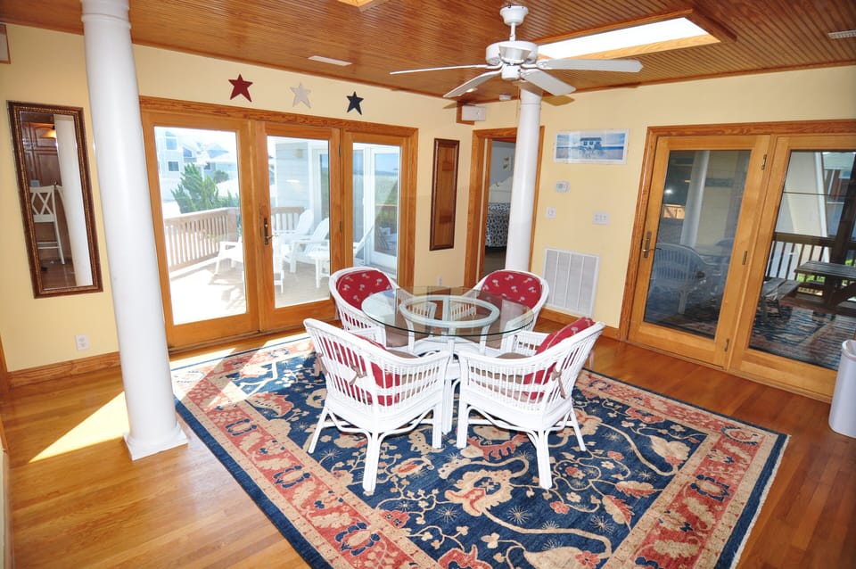 Breakfast Area - Top Level