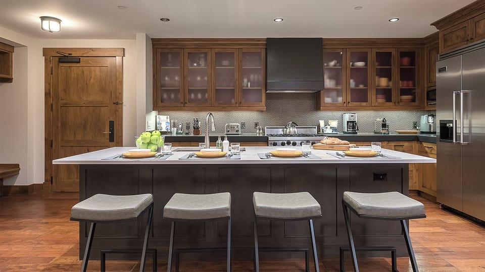 Kitchen, Main Level - With counter seating