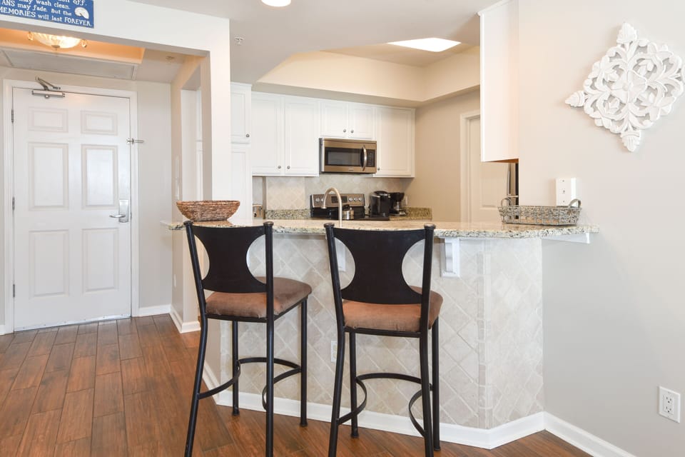 Silver Beach Towers East 602- Breakfast Bar Area