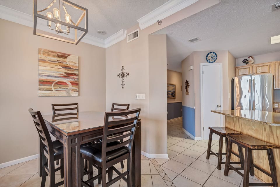 Dining Table for 6 and Extra Seating at the Breakfast Bar