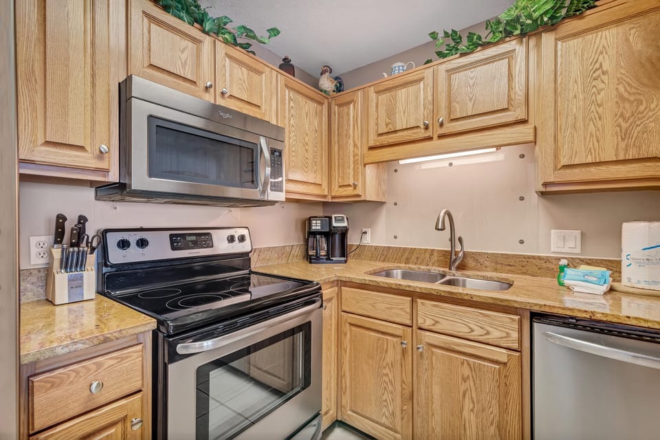Fully Equipped Kitchen with Breakfast Bar, Granite Countertops and Stainless Steel Appliances