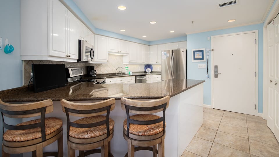 Breakfast Bar and Kitchen