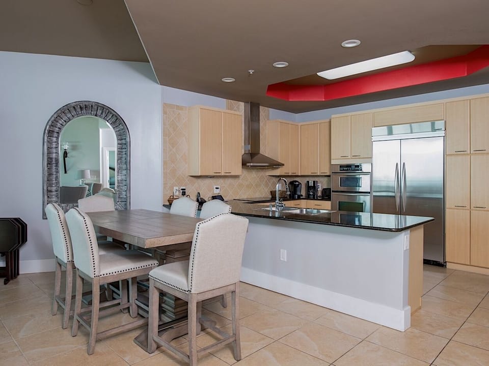 Caribe C PH14 - Dining Table and Kitchen