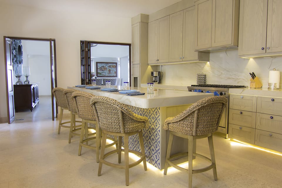 Fully equipped kitchen with bar seating of 6