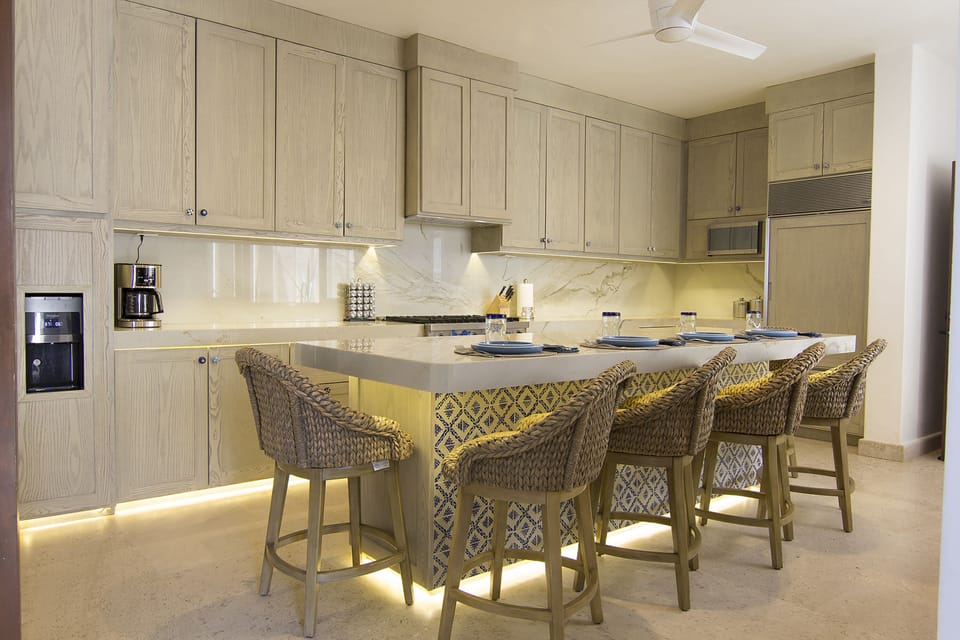 Fully equipped kitchen with bar seating of 6
