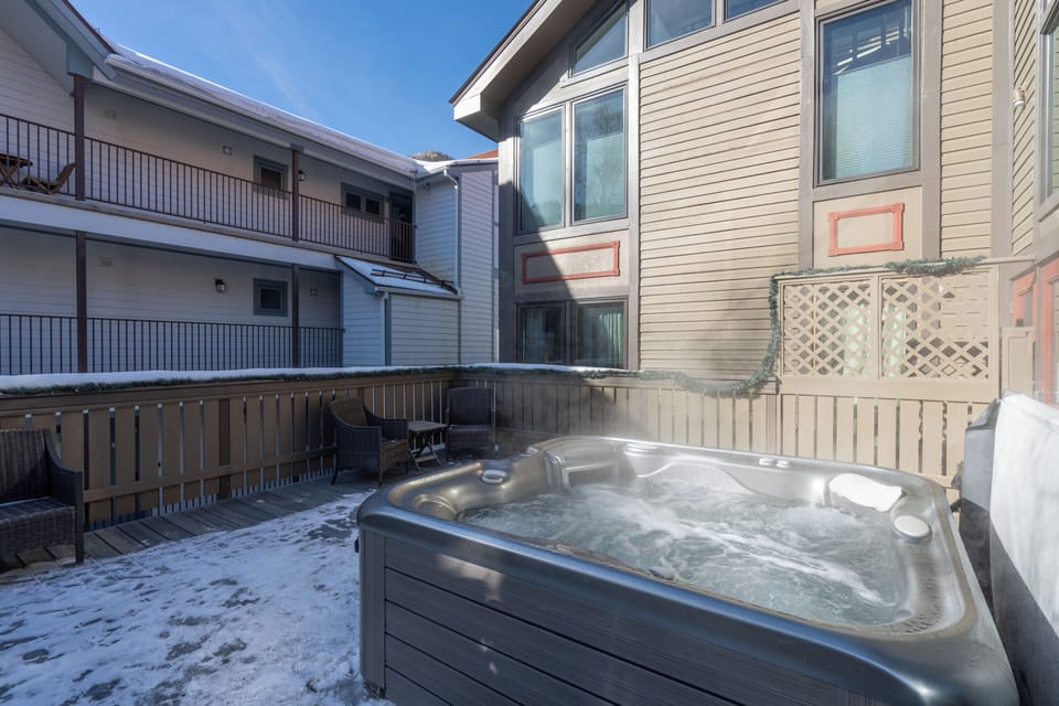 Outdoor Community Hot Tub at Boomerang Lodge.