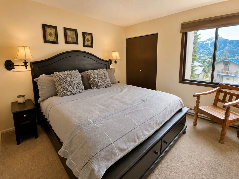 Master Bedroom w/King Bed