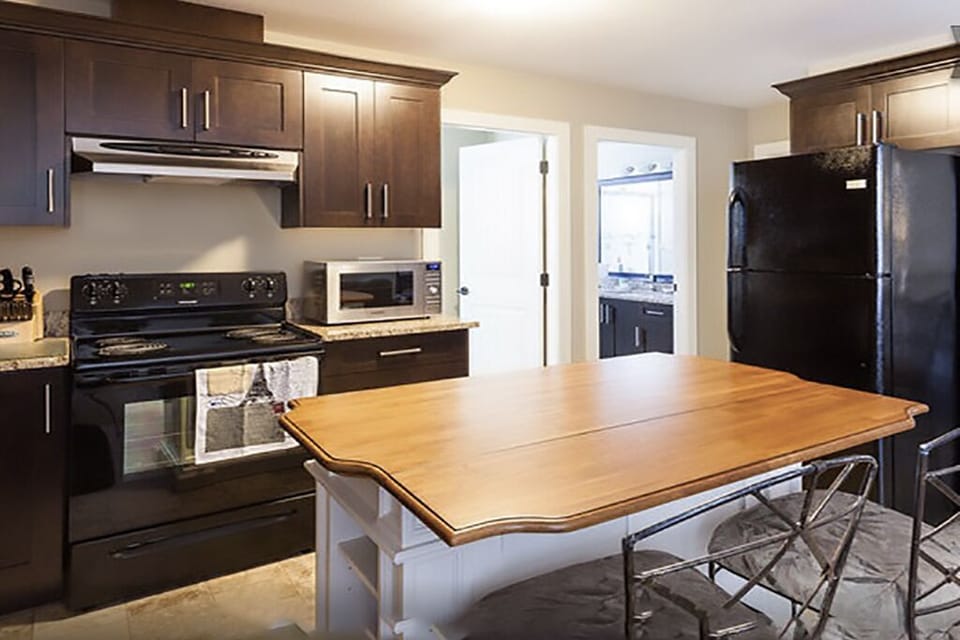 Enjoy meals or conversation at the counter with stools. 