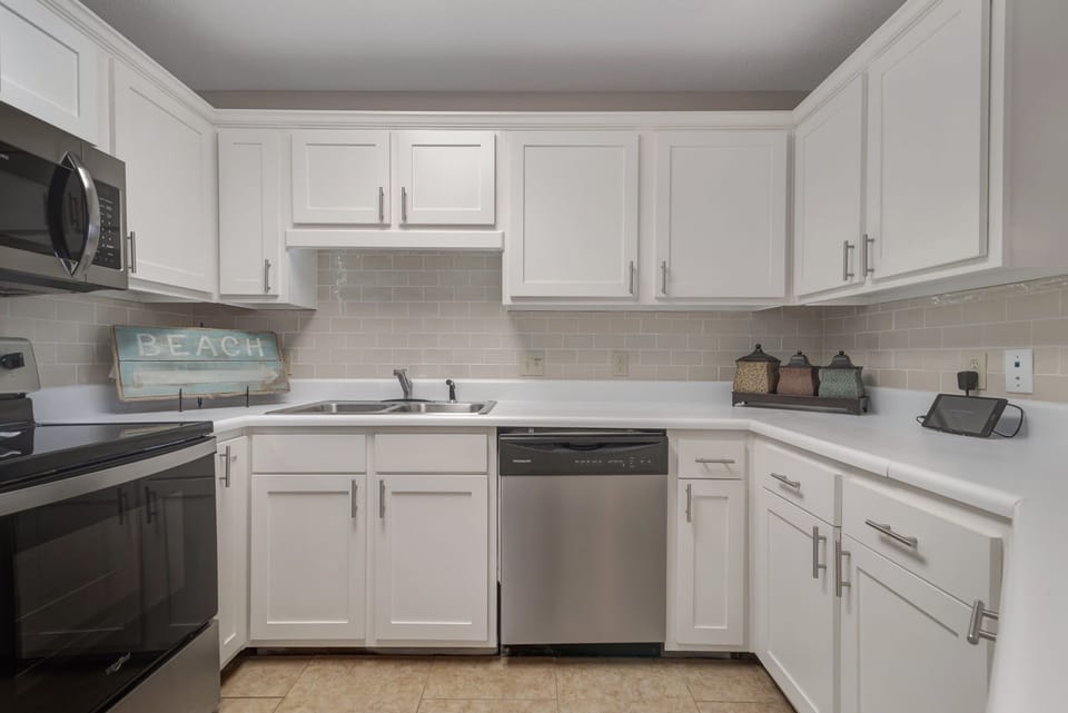 Full Size Kitchen complete with a Breakfast Bar