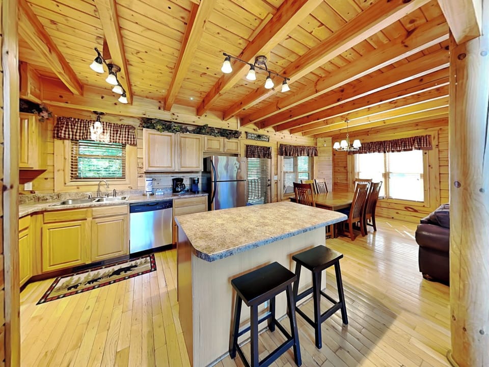 Fully Equipped Kitchen with Stainless Steel Appliances and Breakfast Bar Seating for 2