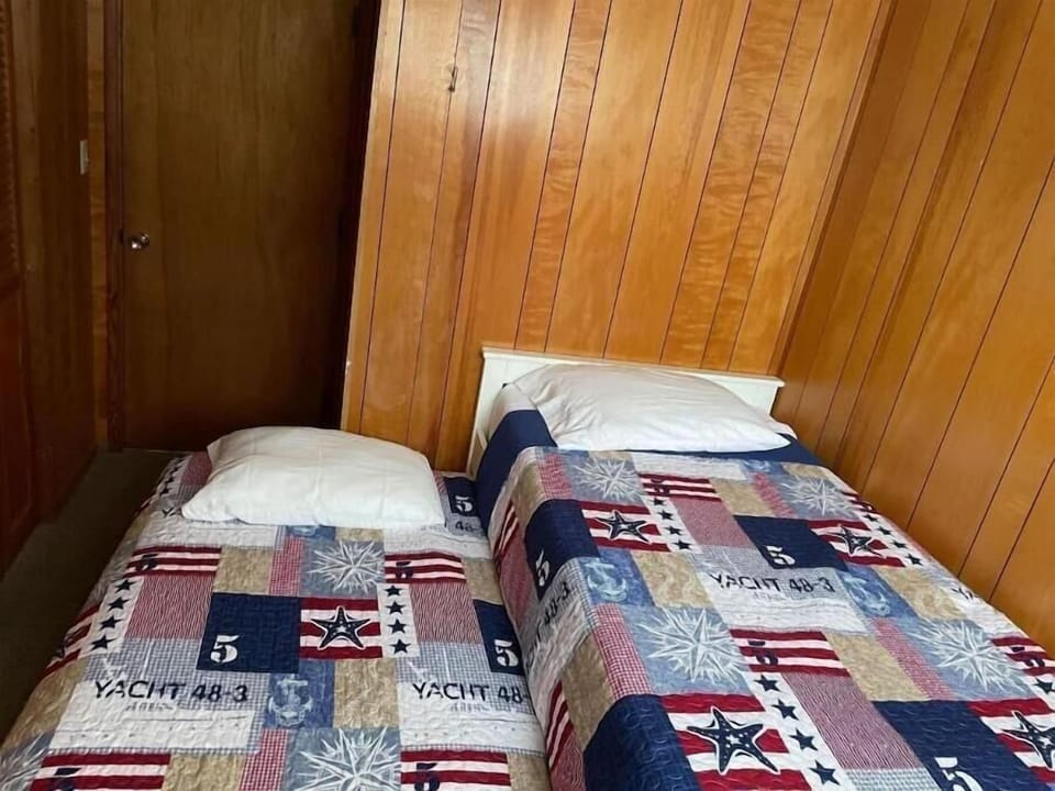 twin room right off the living room in the downstairs.