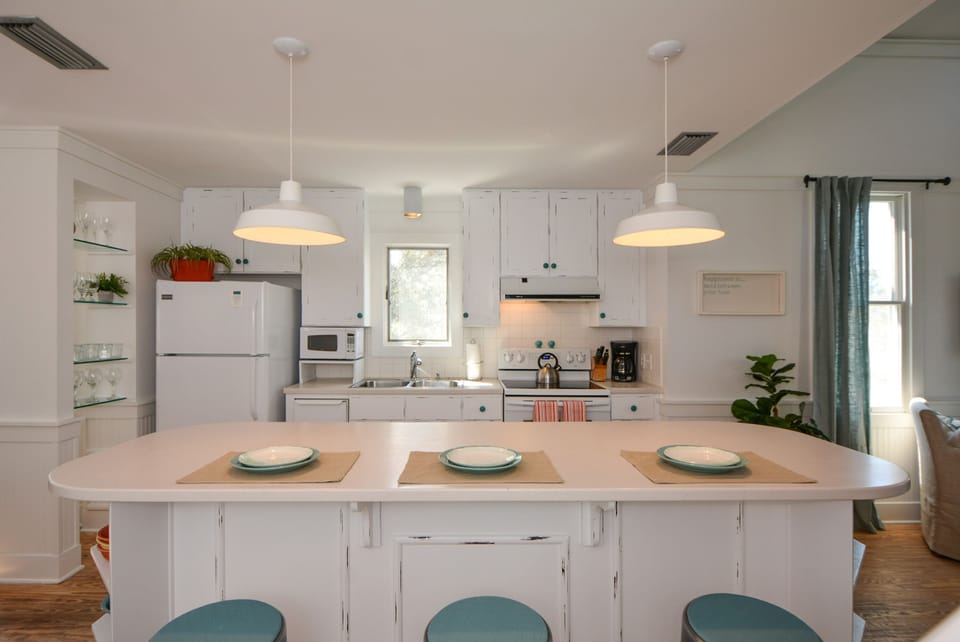 BREAKFAST BAR/KITCHEN ALTERNATE VIEW