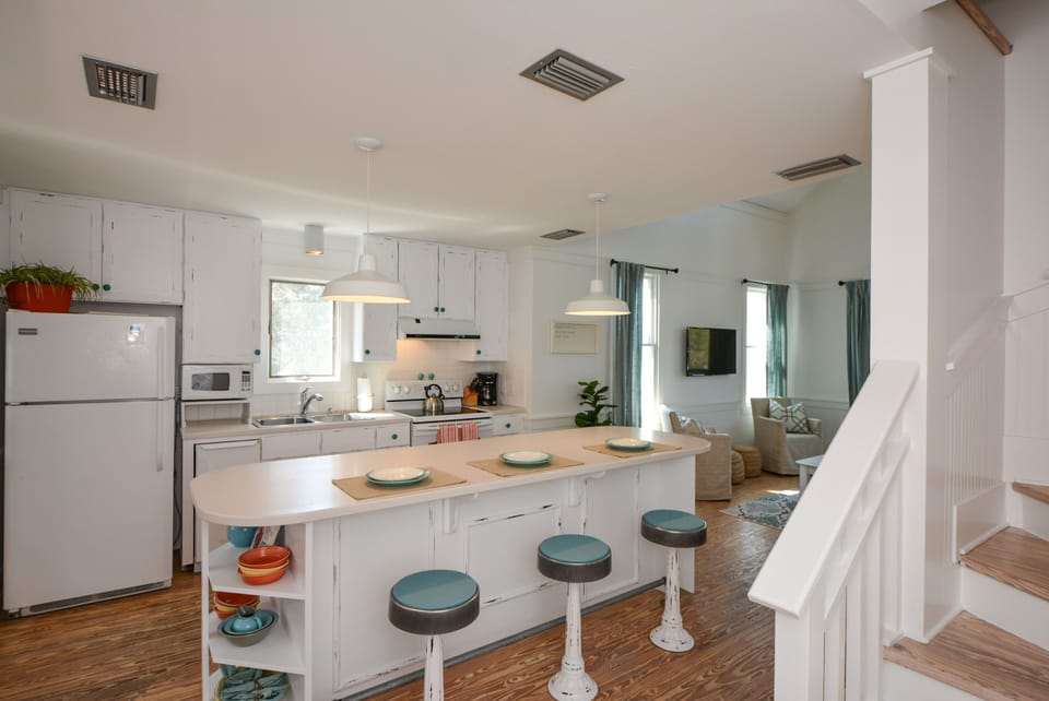 BREAKFAST BAR IN KITCHEN