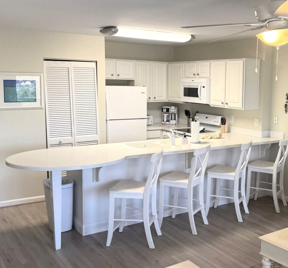 Kitchen with breakfast bar
