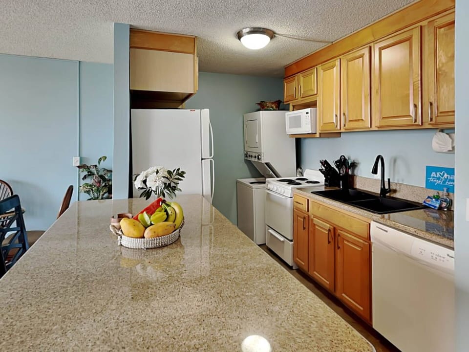 Full Kitchen - Stacked Washer & Dryer